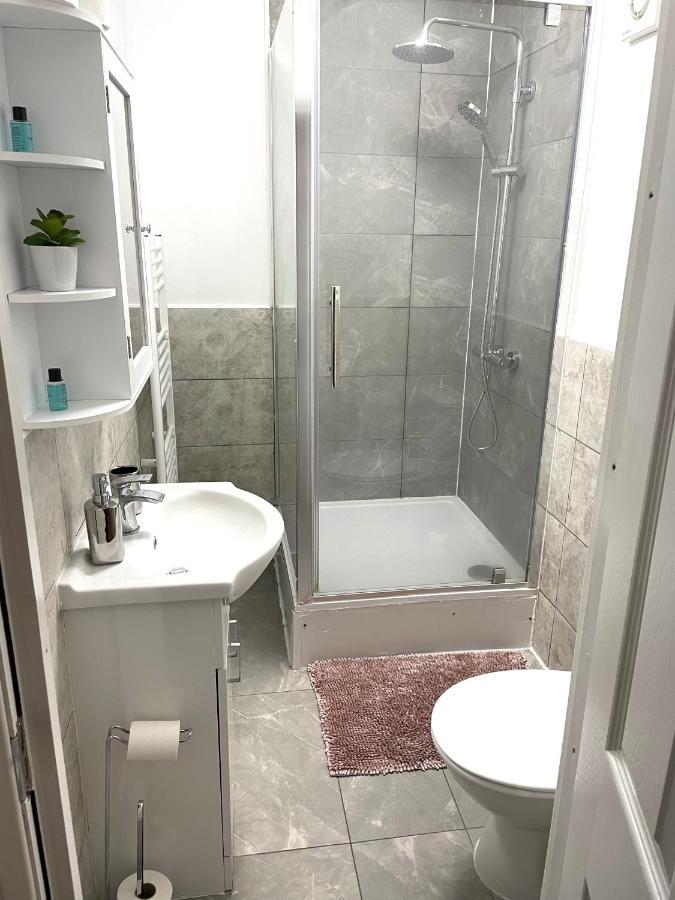 Supreme - 1 Bedroom Apart Sleeps 4 Short/Long Stay Gillingham  Ngoại thất bức ảnh