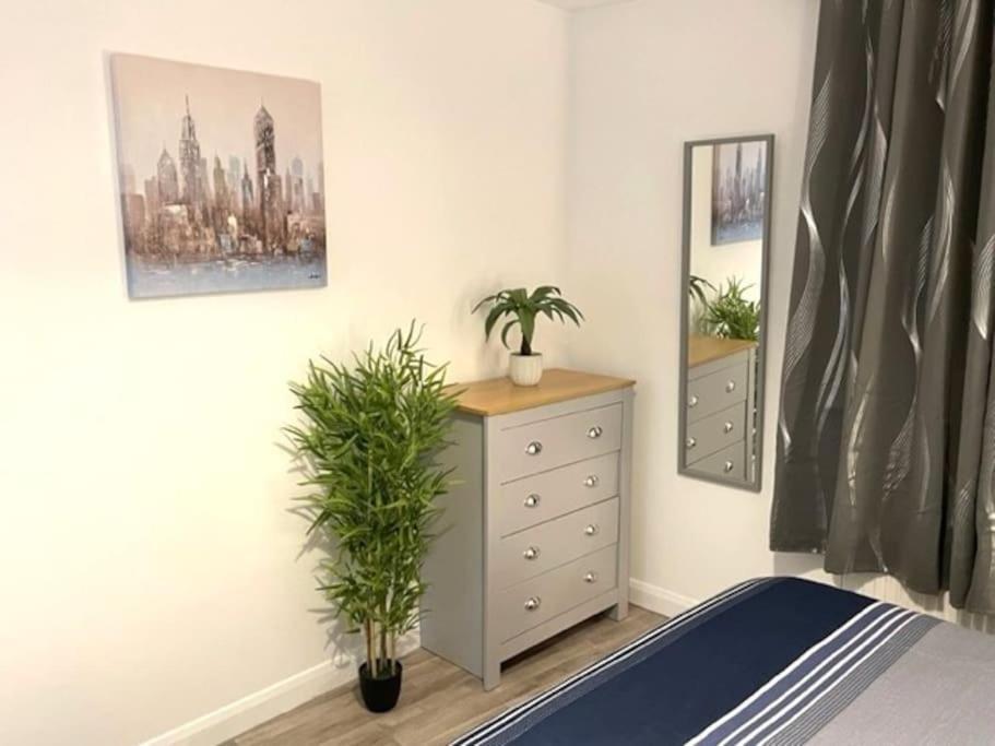 Supreme - 1 Bedroom Apart Sleeps 4 Short/Long Stay Gillingham  Ngoại thất bức ảnh